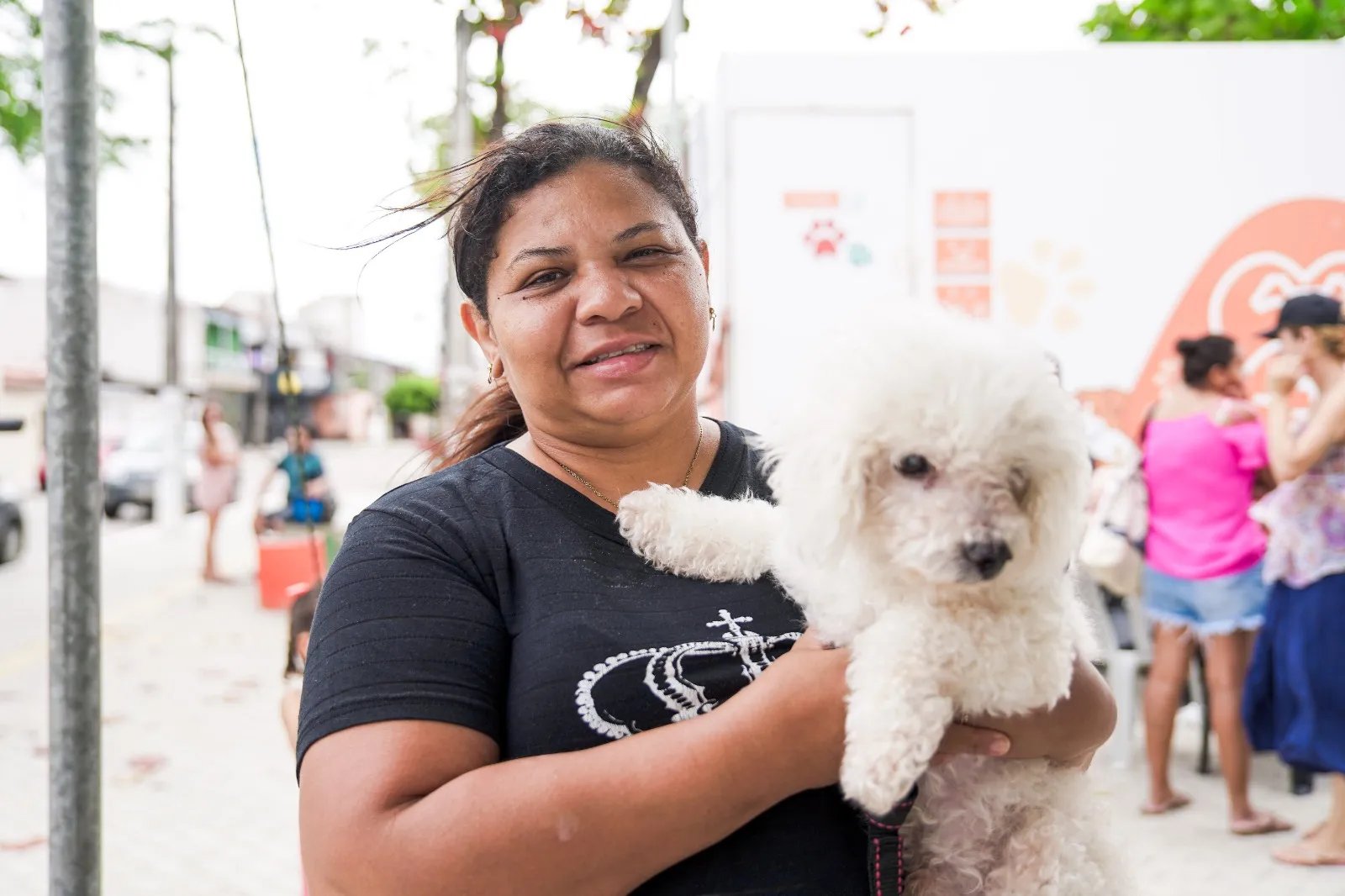 Rosana Ferreira com o poodle Diego Maradona no colo